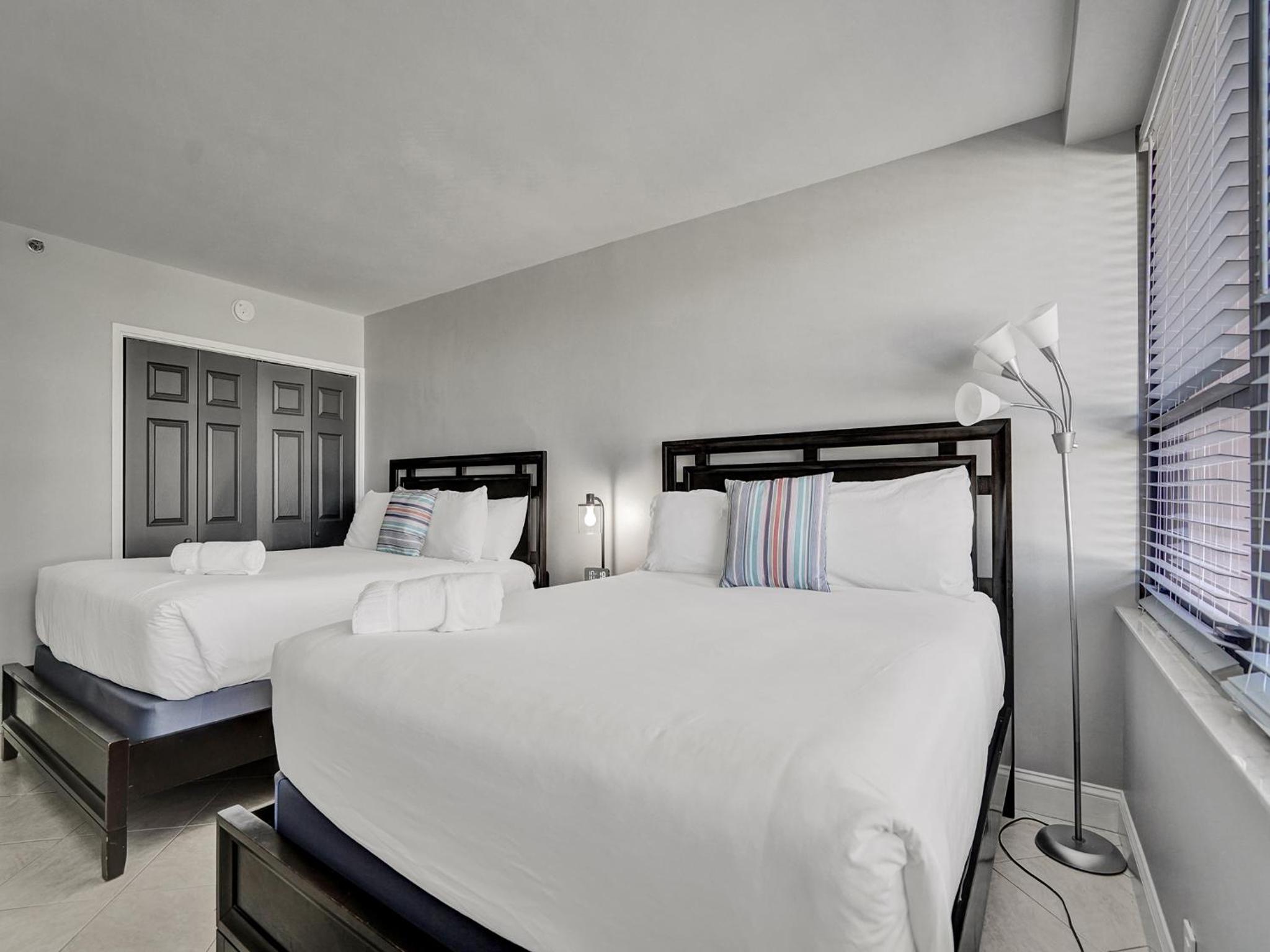 Cozy Beachfront 2 BDR Miami Beach Condo 406 view 4