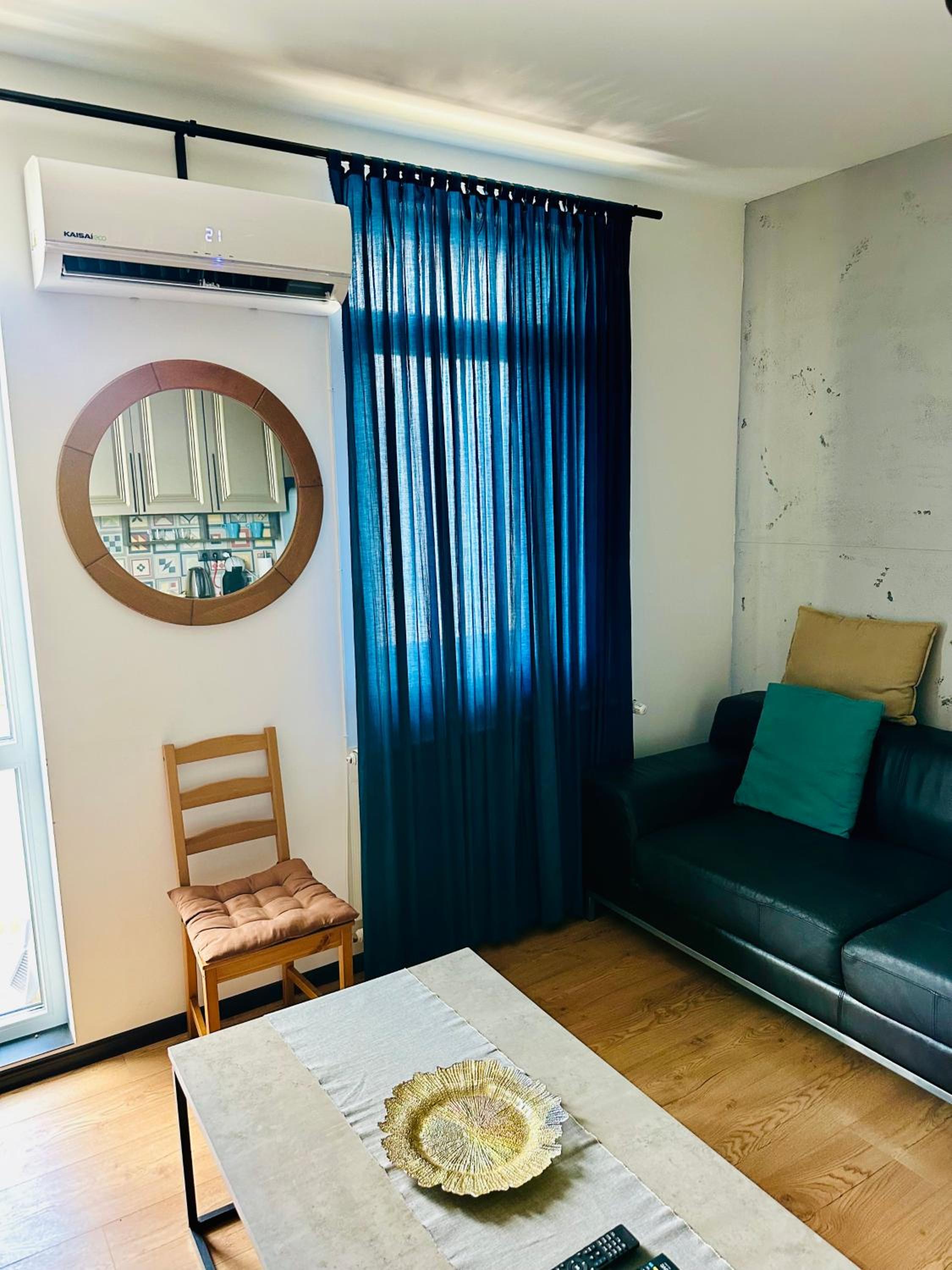 ArT Apartment Near Paradise Mall & Metro Station