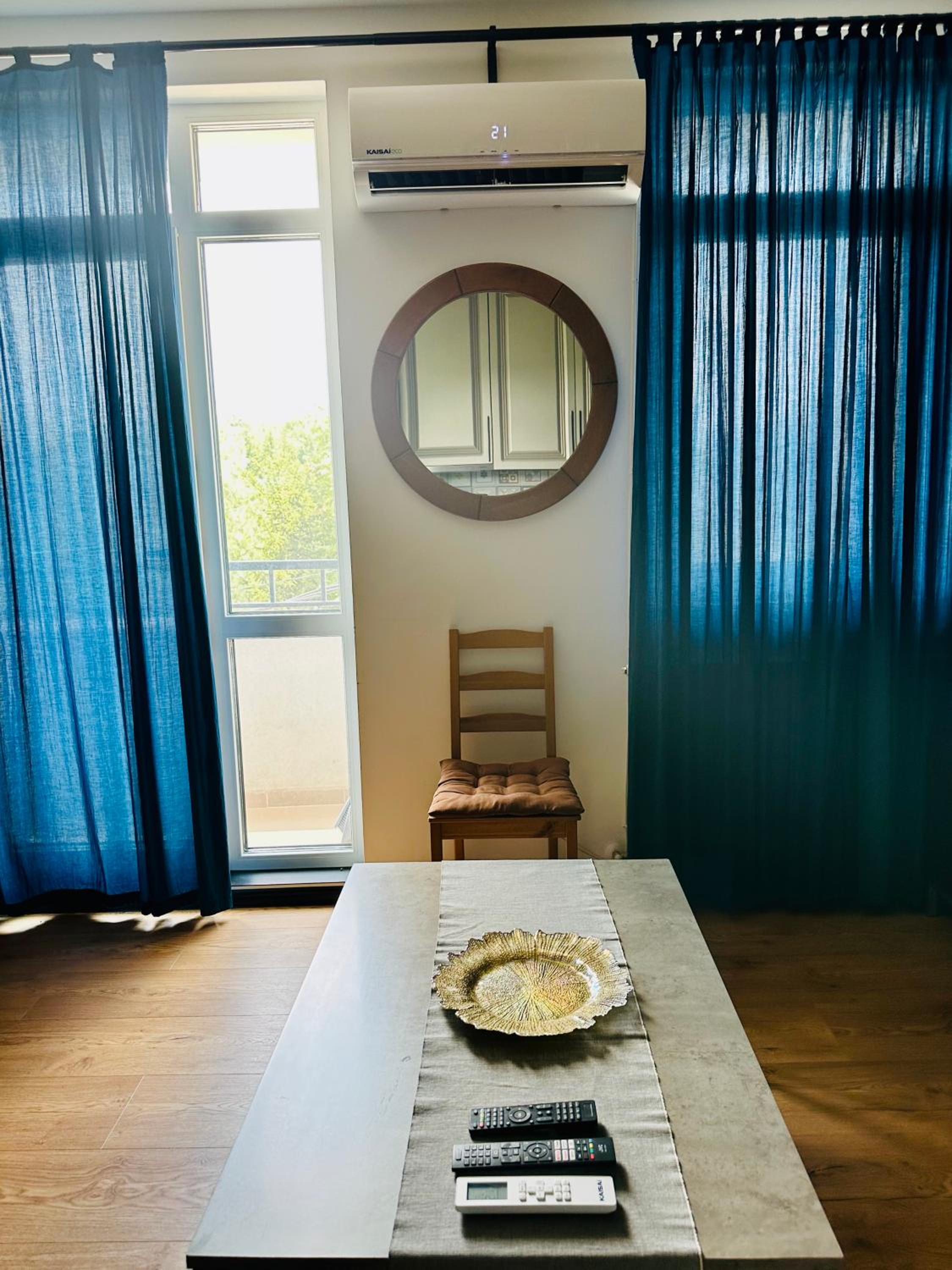 ArT Apartment Near Paradise Mall & Metro Station