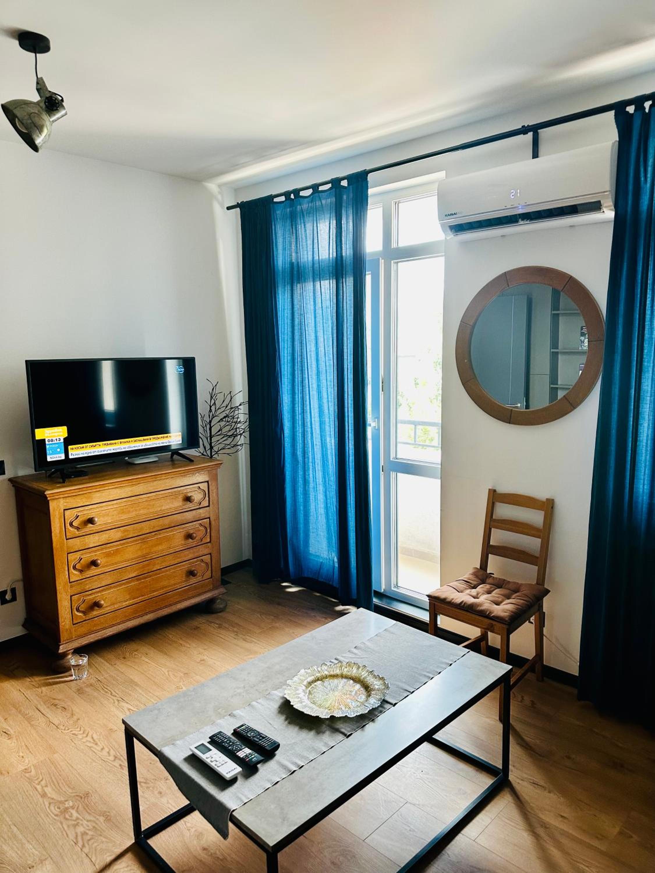 ArT Apartment Near Paradise Mall & Metro Station
