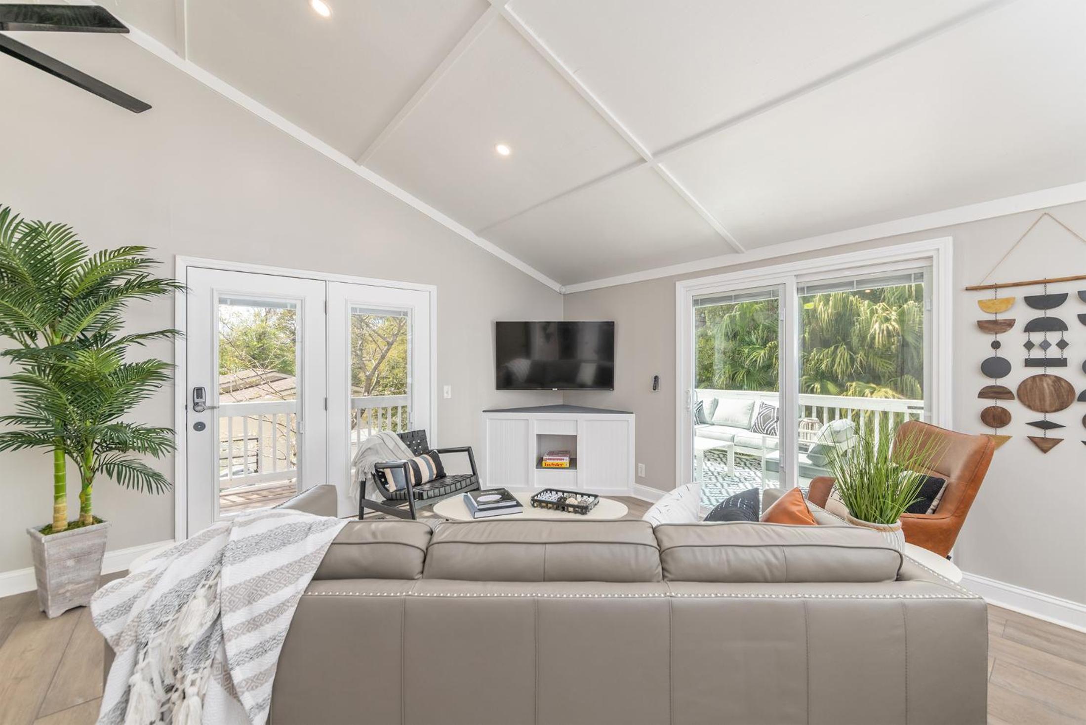 15% off 7 Night Stays Aug- Oct Stunning Renovations, Pool, Astroturf , 1 Block to Beach