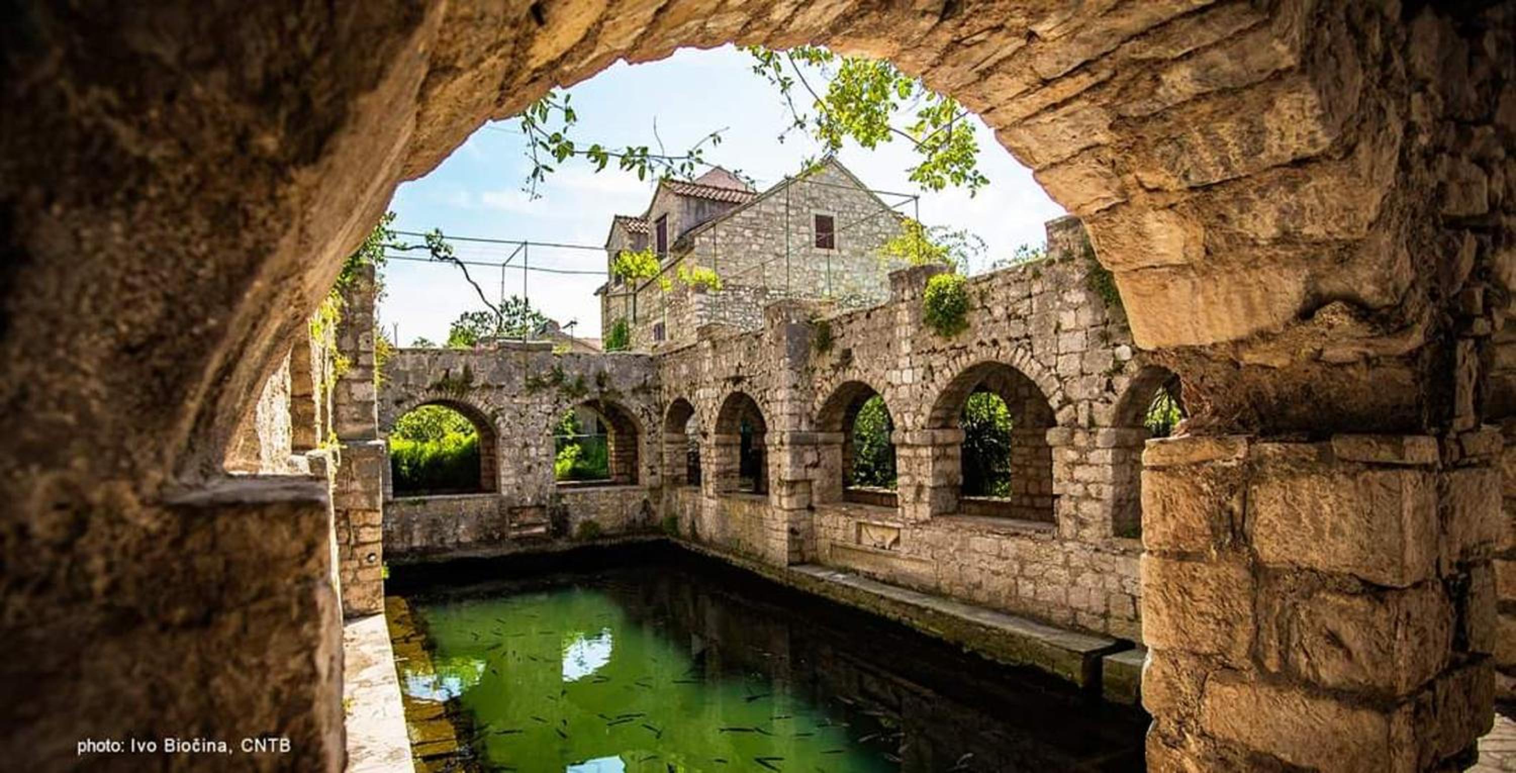 Spacious House with Private Pool in Stari Grad view 4