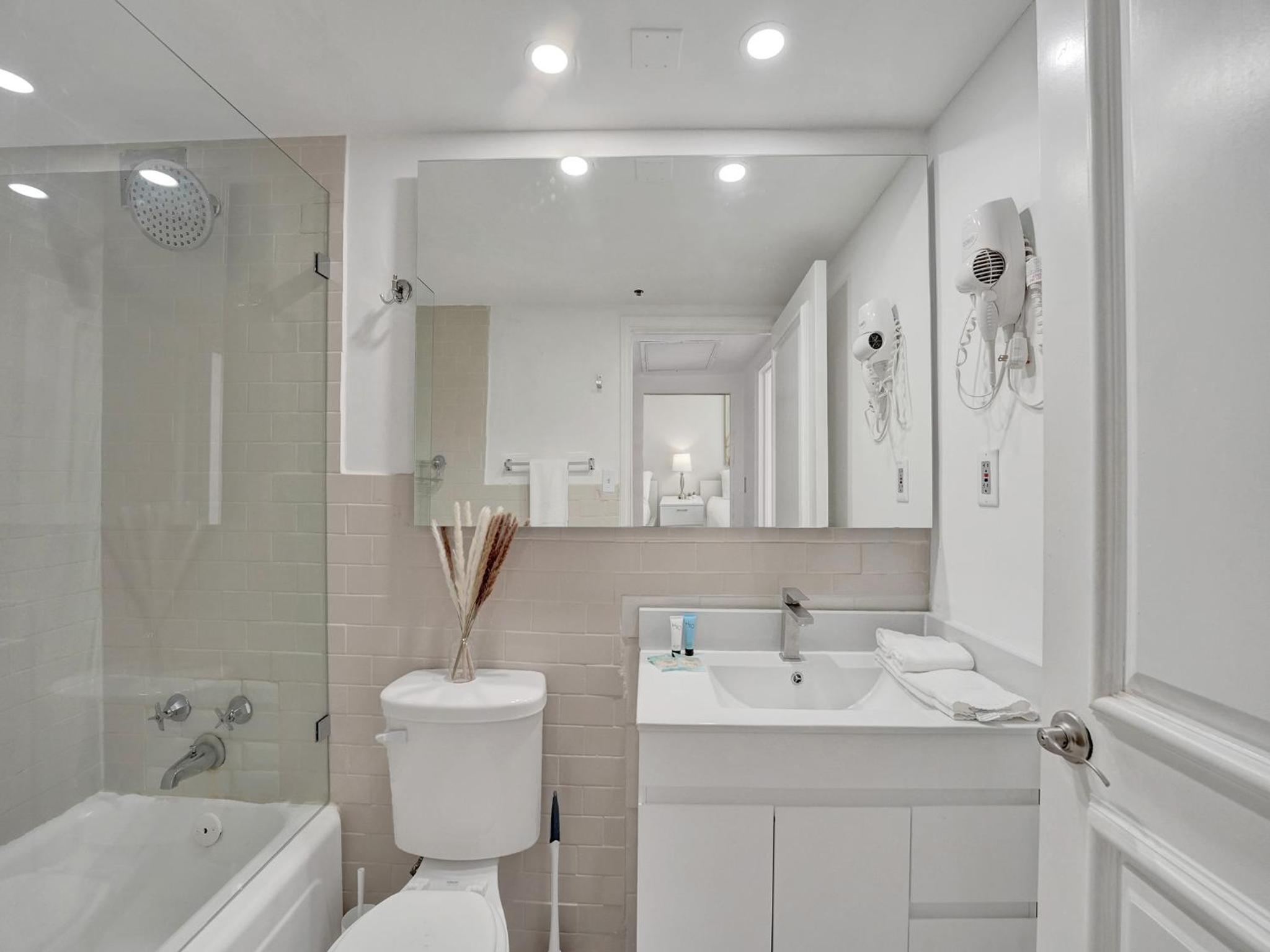 Cozy Miami Beach Condo Beach Service 407 view 3