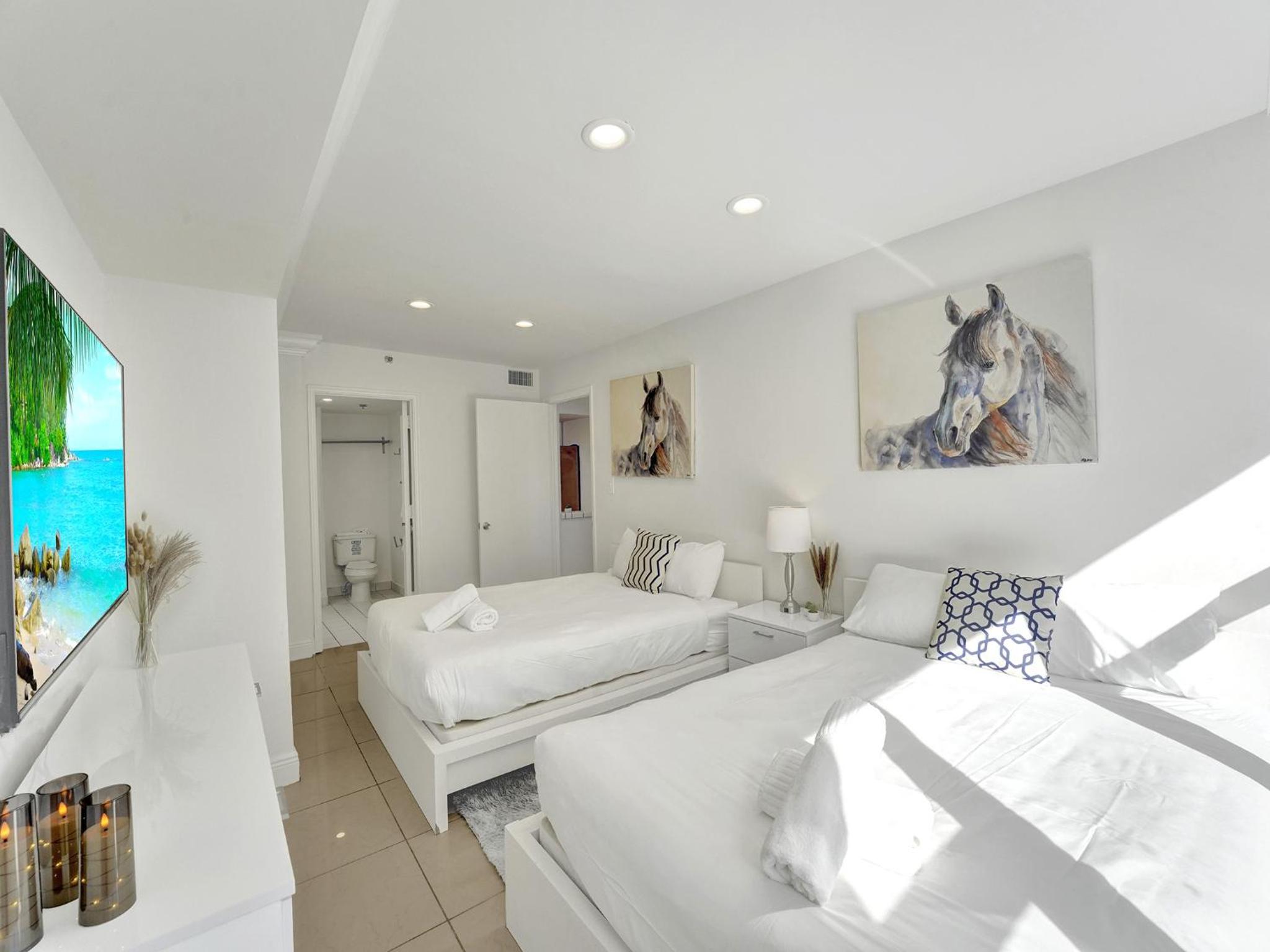 Cozy Miami Beach Condo Beach Service 407 view 4