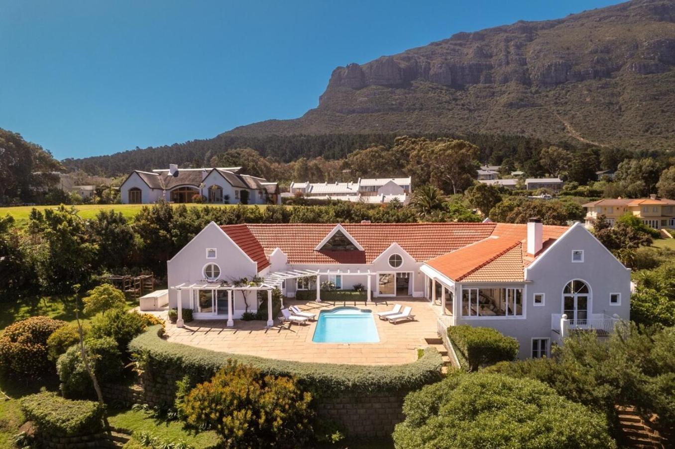 Sublime Five Bed Property In Glorious Setting view 5