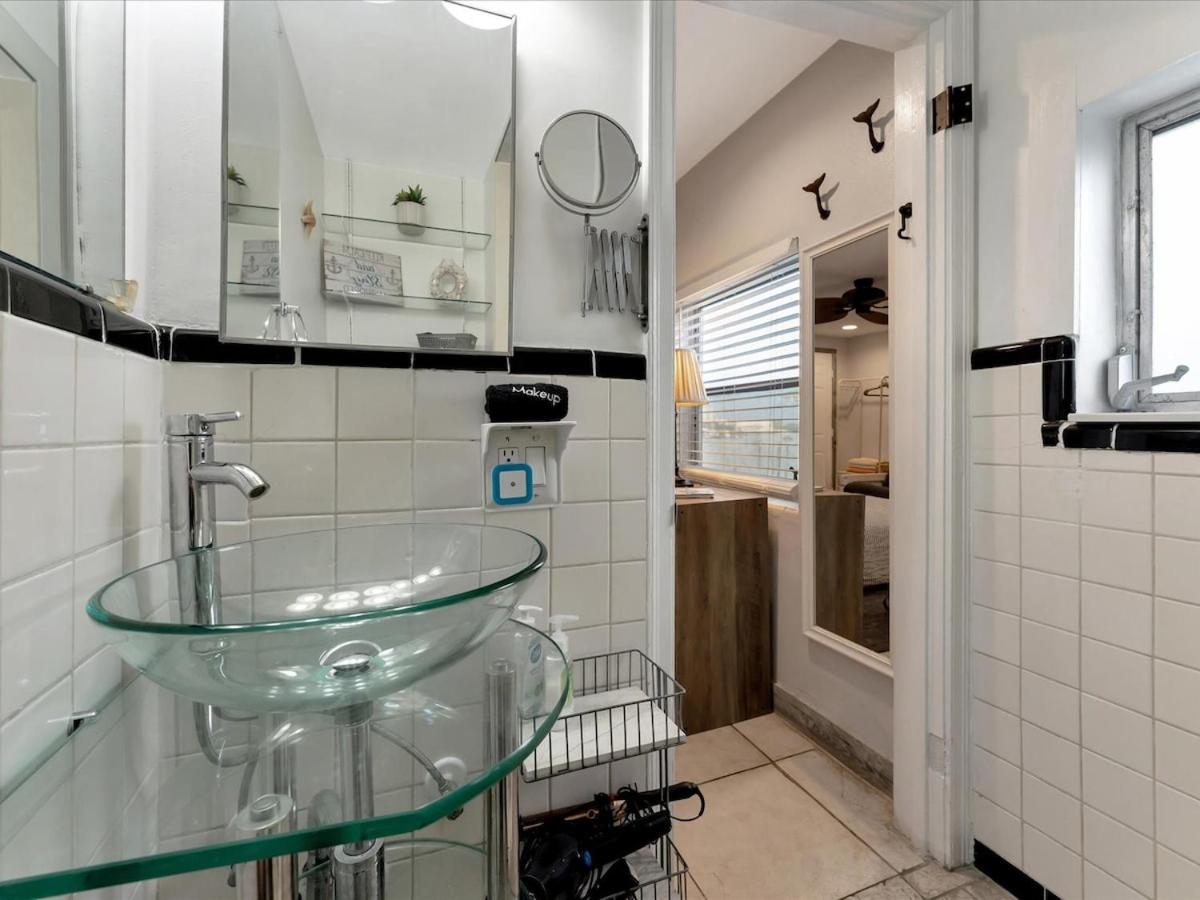 Quiet Corner Suite Heated Pool & 2 mins 2 beach