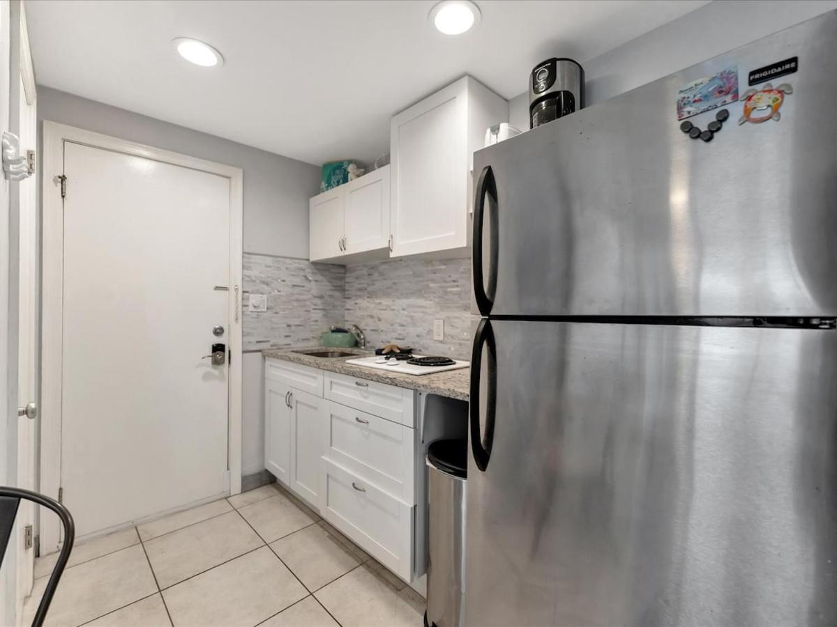 Quiet Corner Suite Heated Pool & 2 mins 2 beach