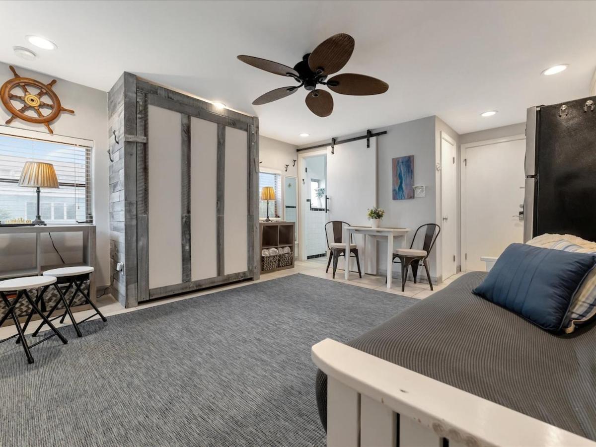 Quiet Corner Suite Heated Pool & 2 mins 2 beach