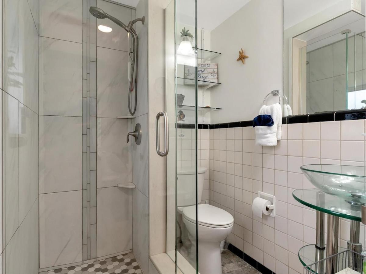 Quiet Corner Suite Heated Pool & 2 mins 2 beach