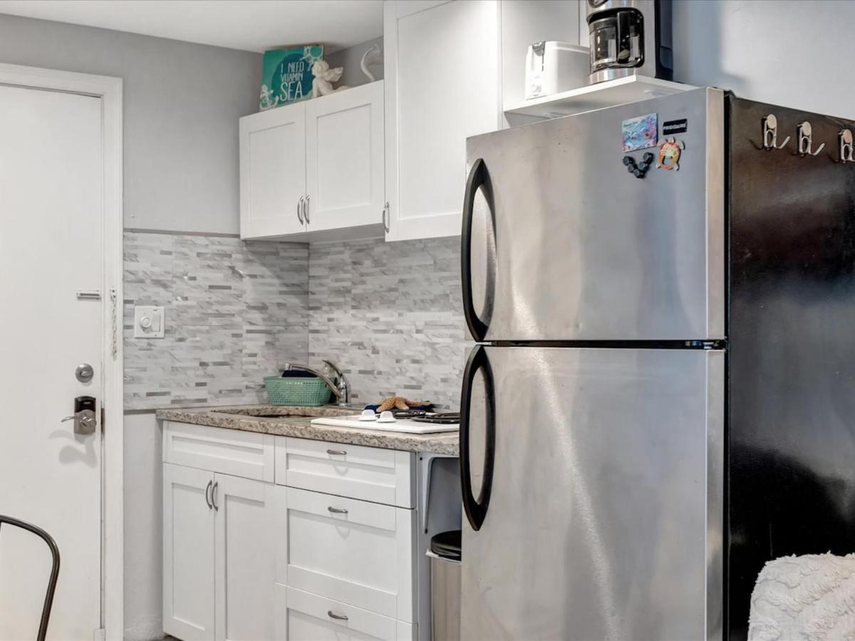 Quiet Corner Suite Heated Pool & 2 mins 2 beach