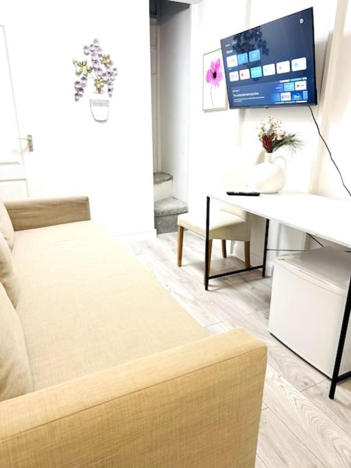 L2 City Centre Loft with AC view 3