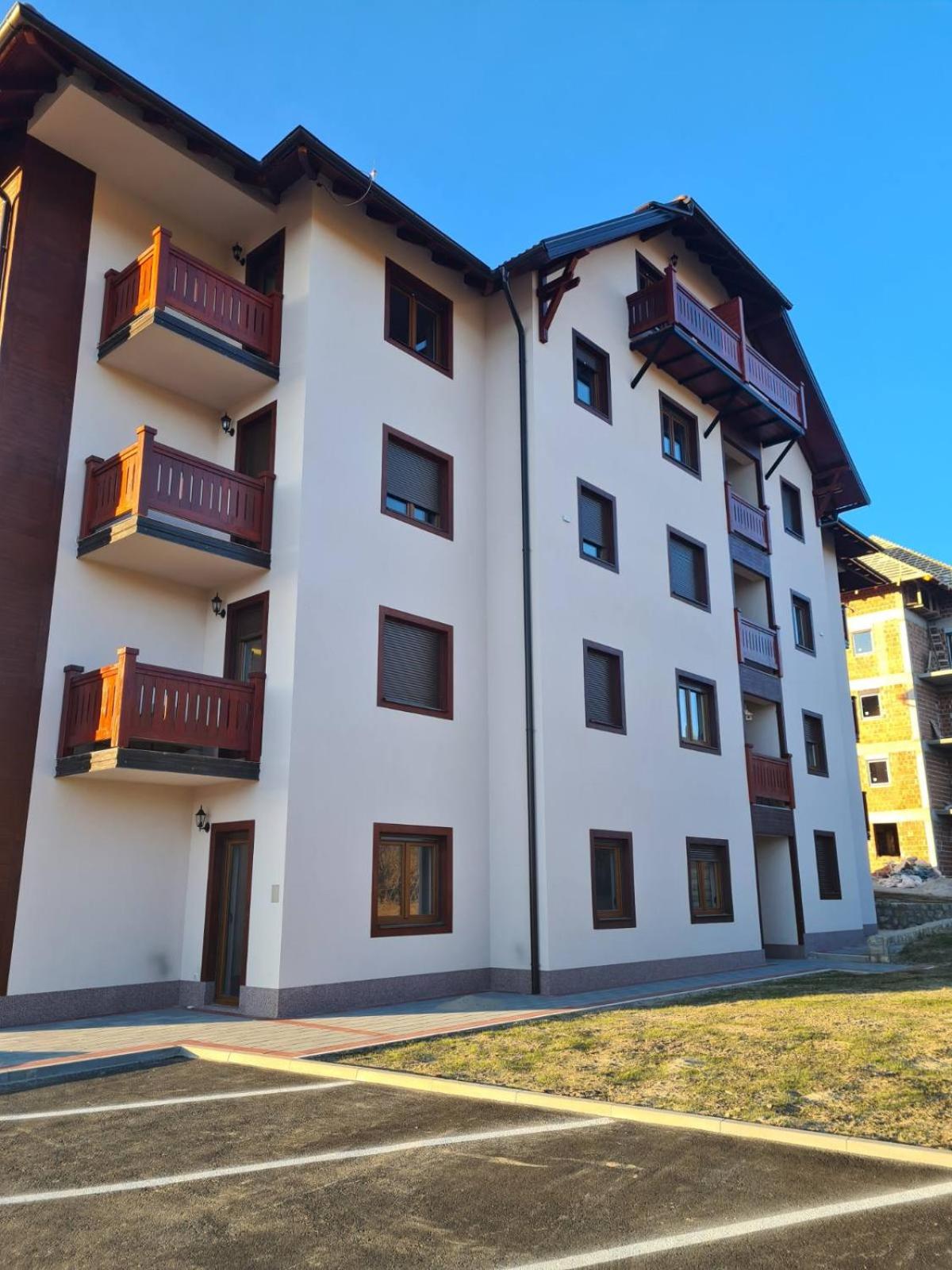Moni Lux view 3