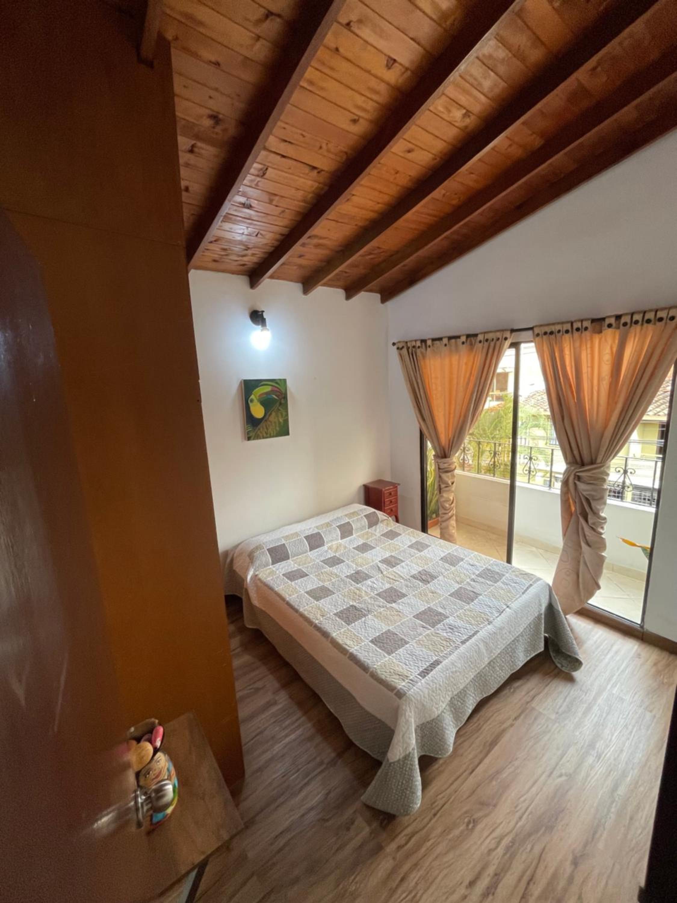 Apartamento con Terraza y Balcón Cerca de U de Medellin view 4