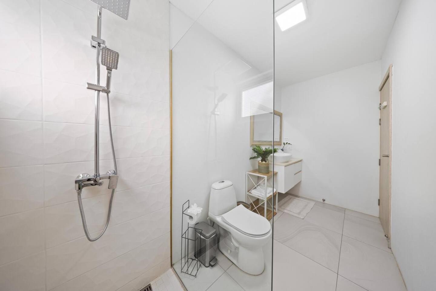 Villa Amara Lux Stay Near Arashi Beach by LUCHA