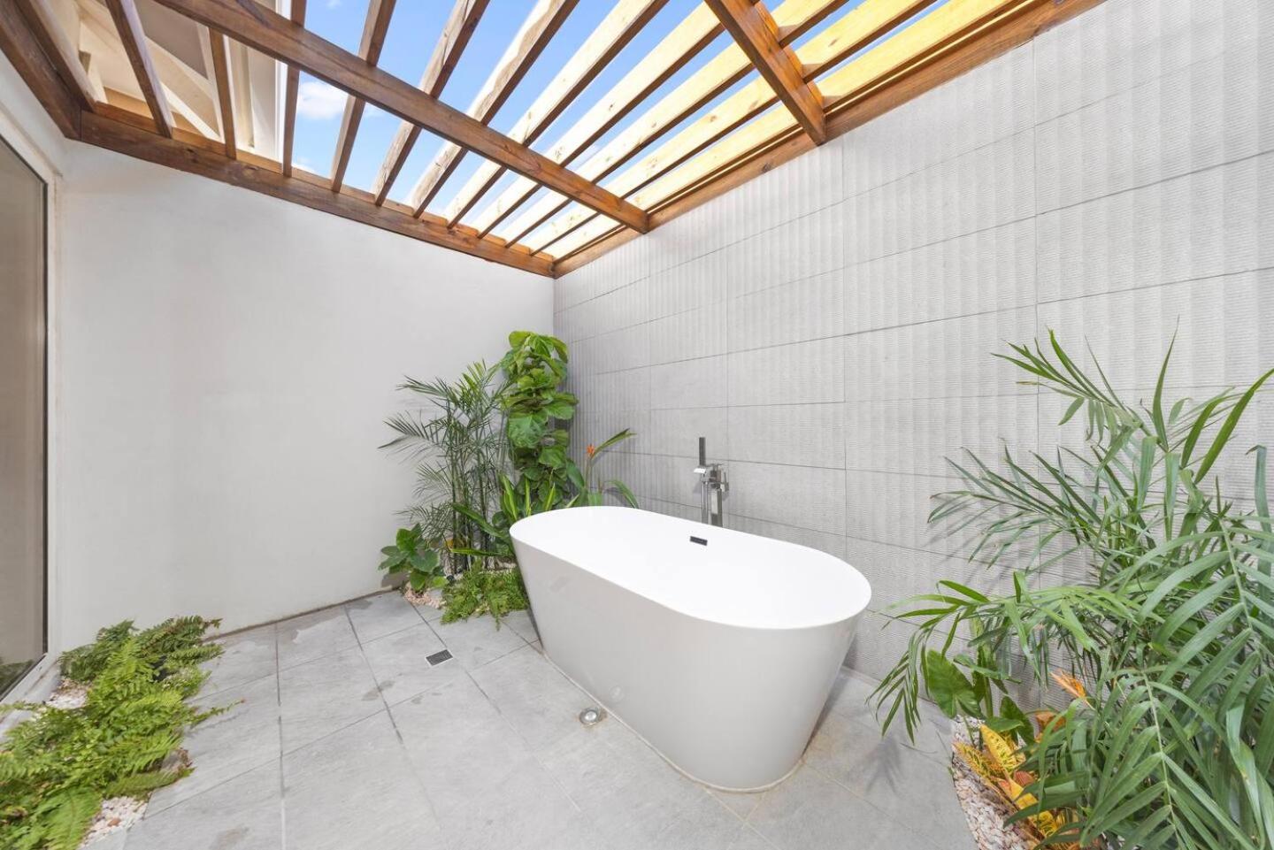 Villa Amara Lux Stay Near Arashi Beach by LUCHA