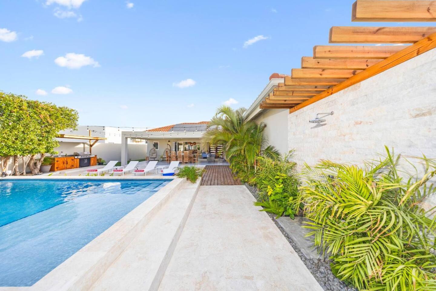 Villa Amara Lux Stay Near Arashi Beach by LUCHA