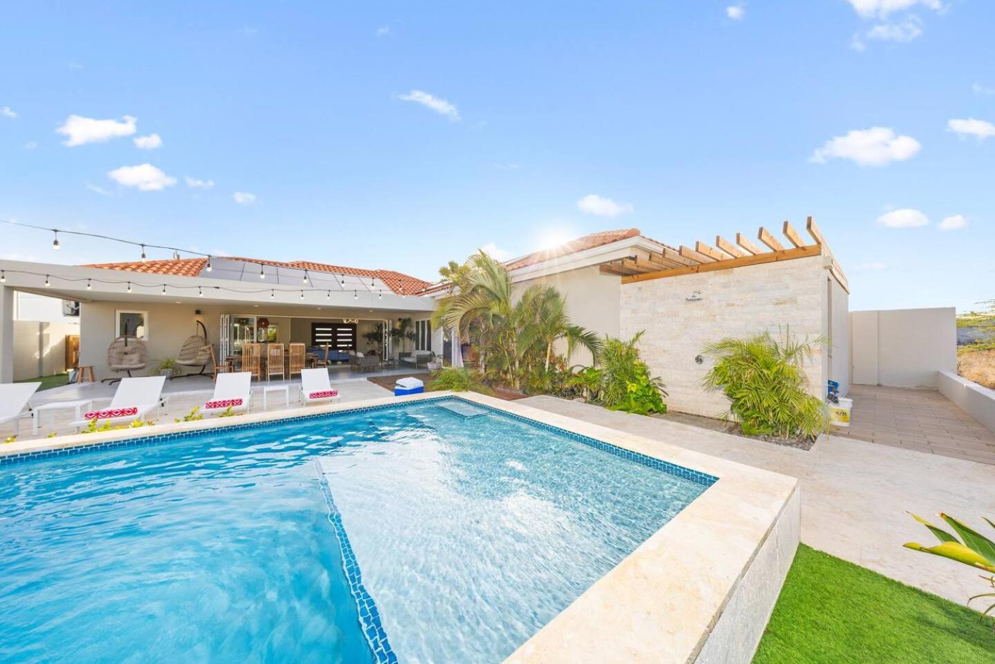 Villa Amara Lux Stay Near Arashi Beach by LUCHA