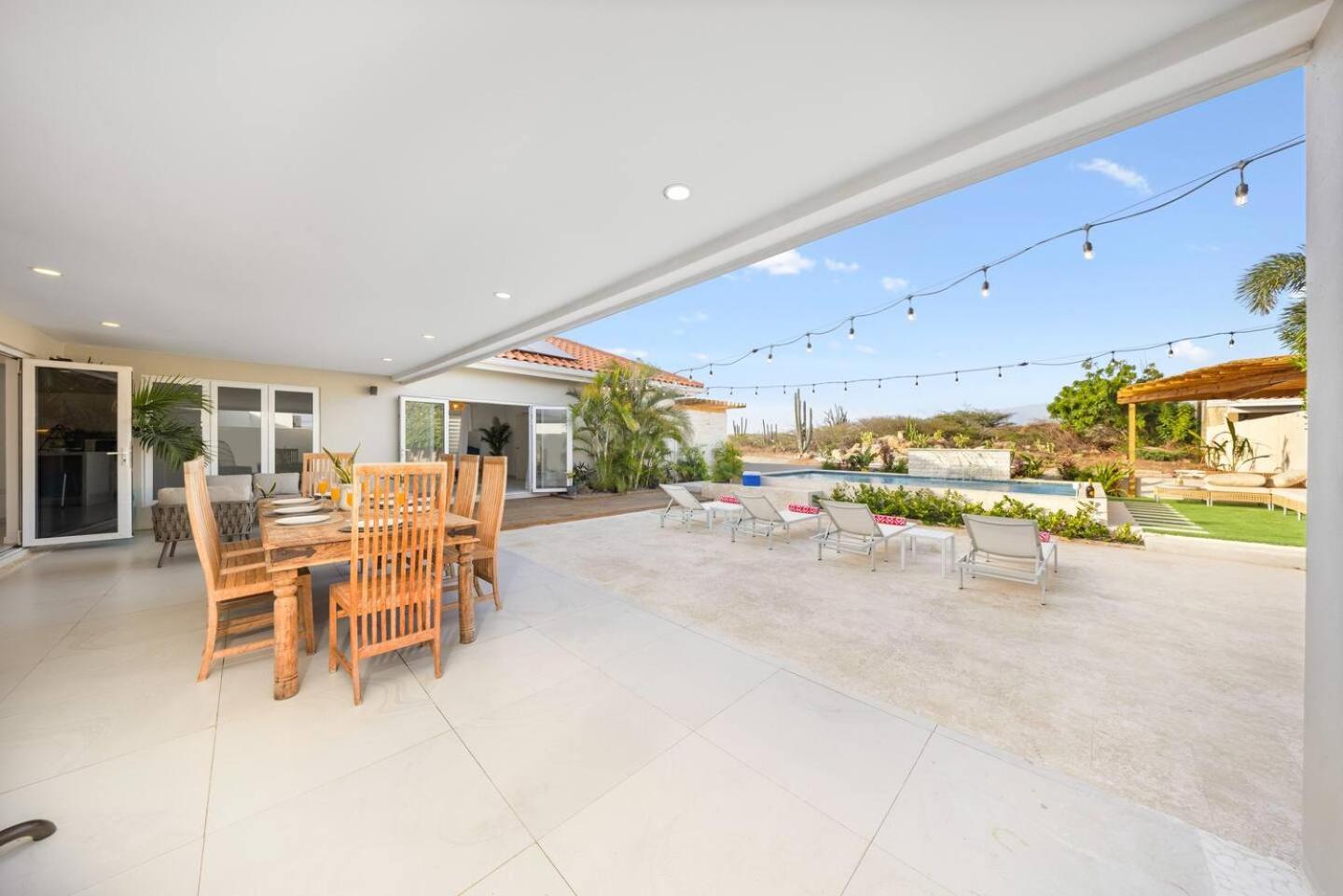 Villa Amara Lux Stay Near Arashi Beach by LUCHA