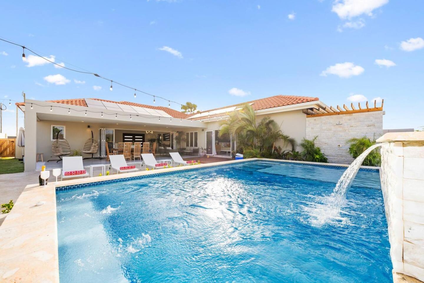 Villa Amara Lux Stay Near Arashi Beach by LUCHA