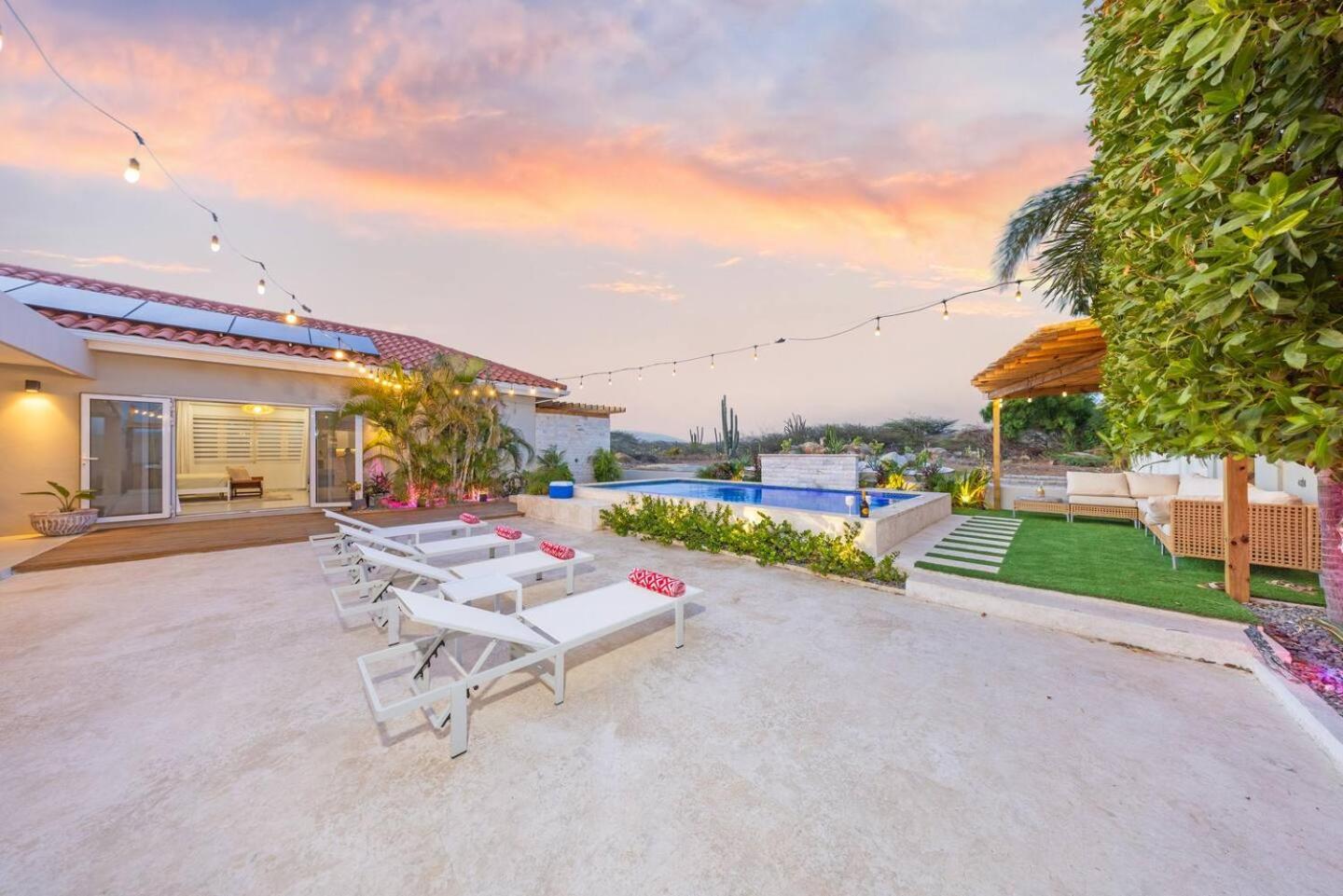 Villa Amara Lux Stay Near Arashi Beach by LUCHA