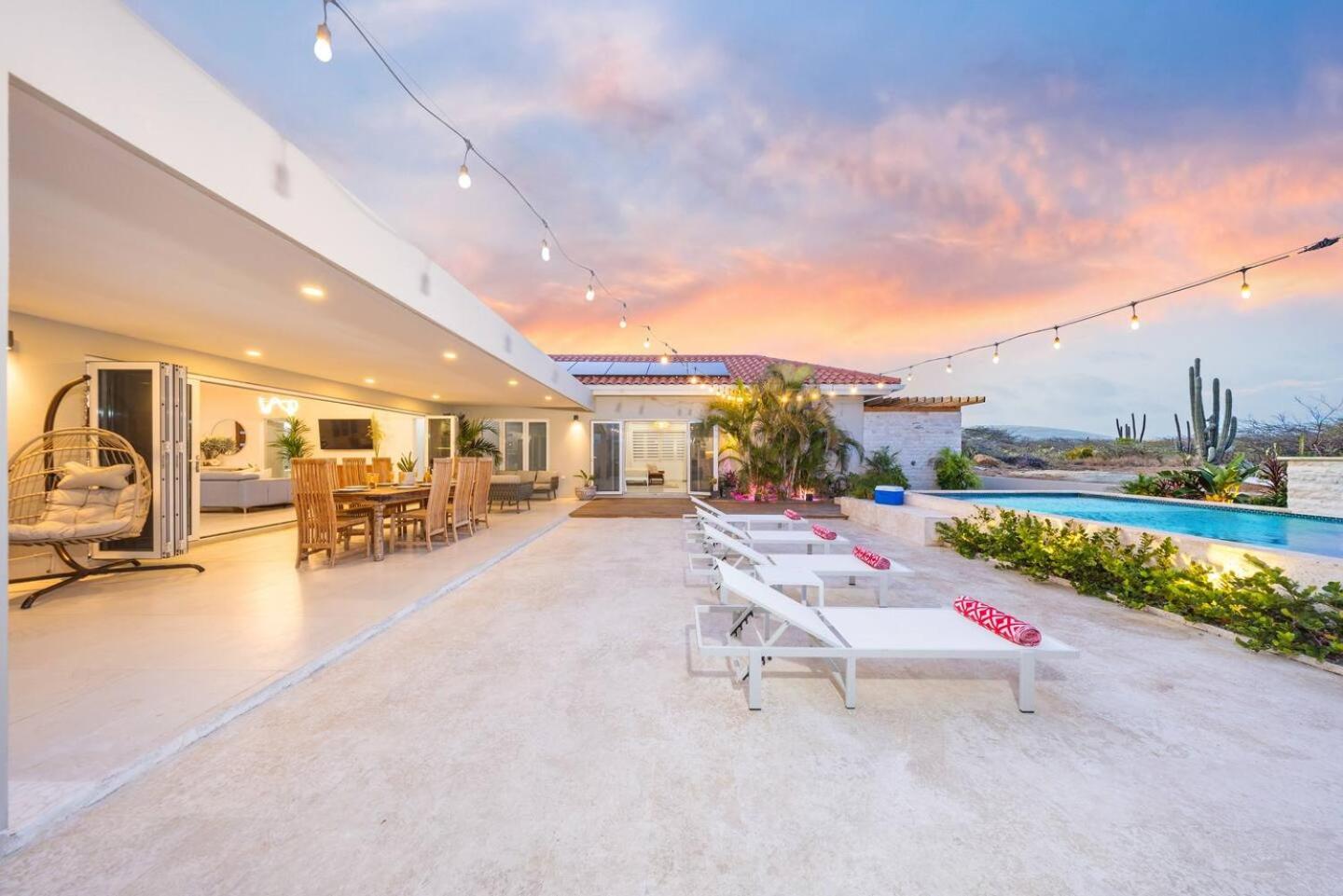 Villa Amara Lux Stay Near Arashi Beach by LUCHA