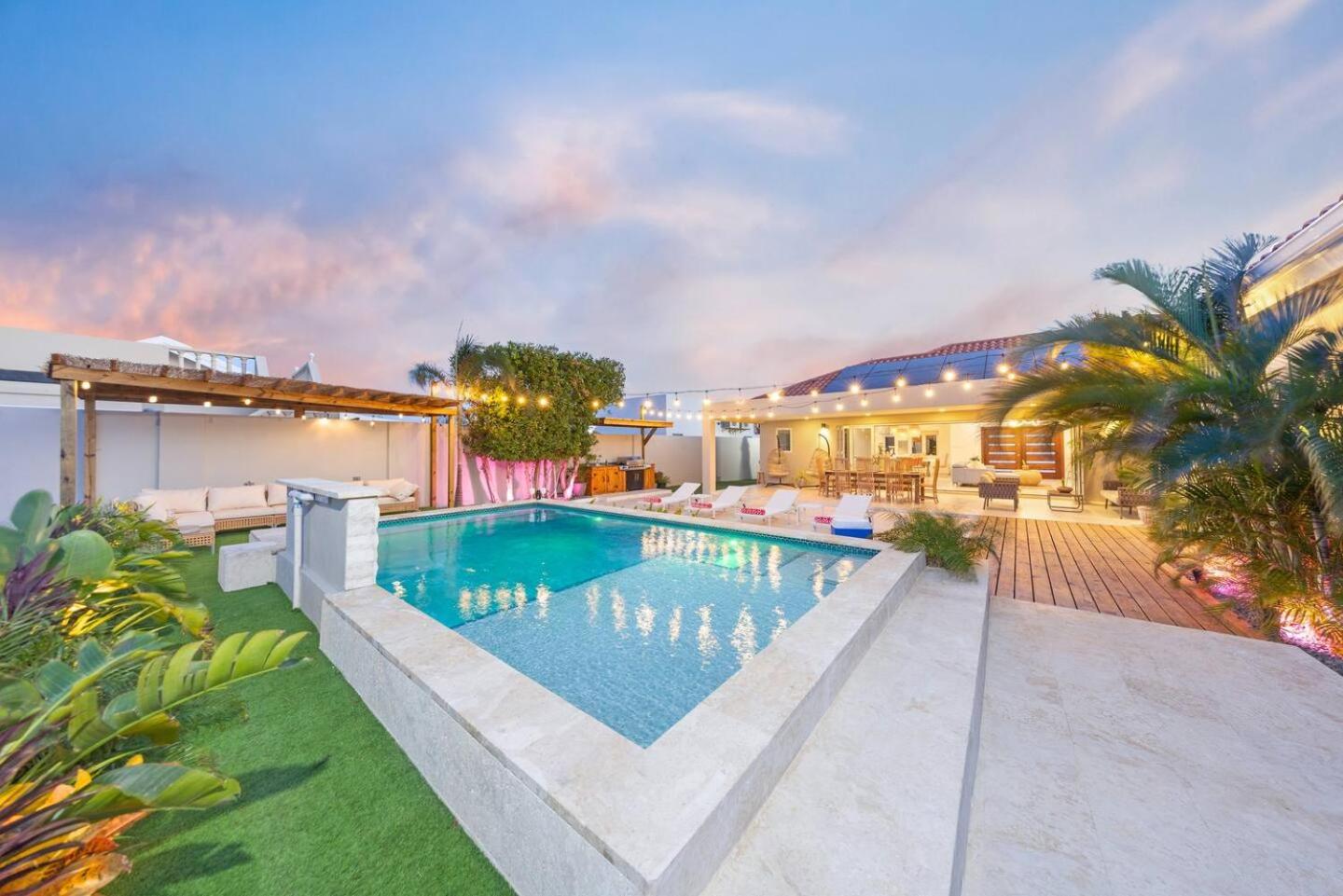 Villa Amara Lux Stay Near Arashi Beach by LUCHA