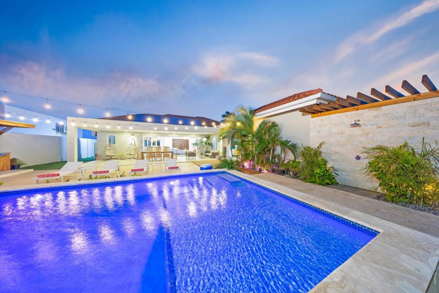 Villa Amara Lux Stay Near Arashi Beach by LUCHA