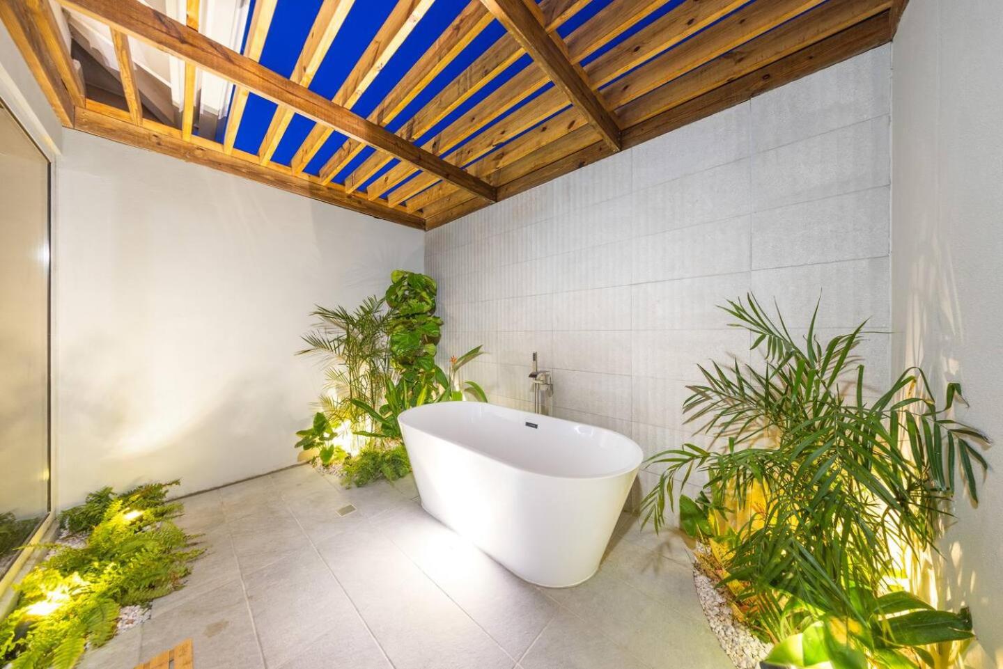 Villa Amara Lux Stay Near Arashi Beach by LUCHA