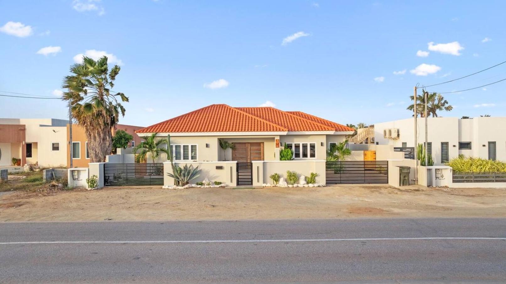 Villa Amara Lux Stay Near Arashi Beach by LUCHA