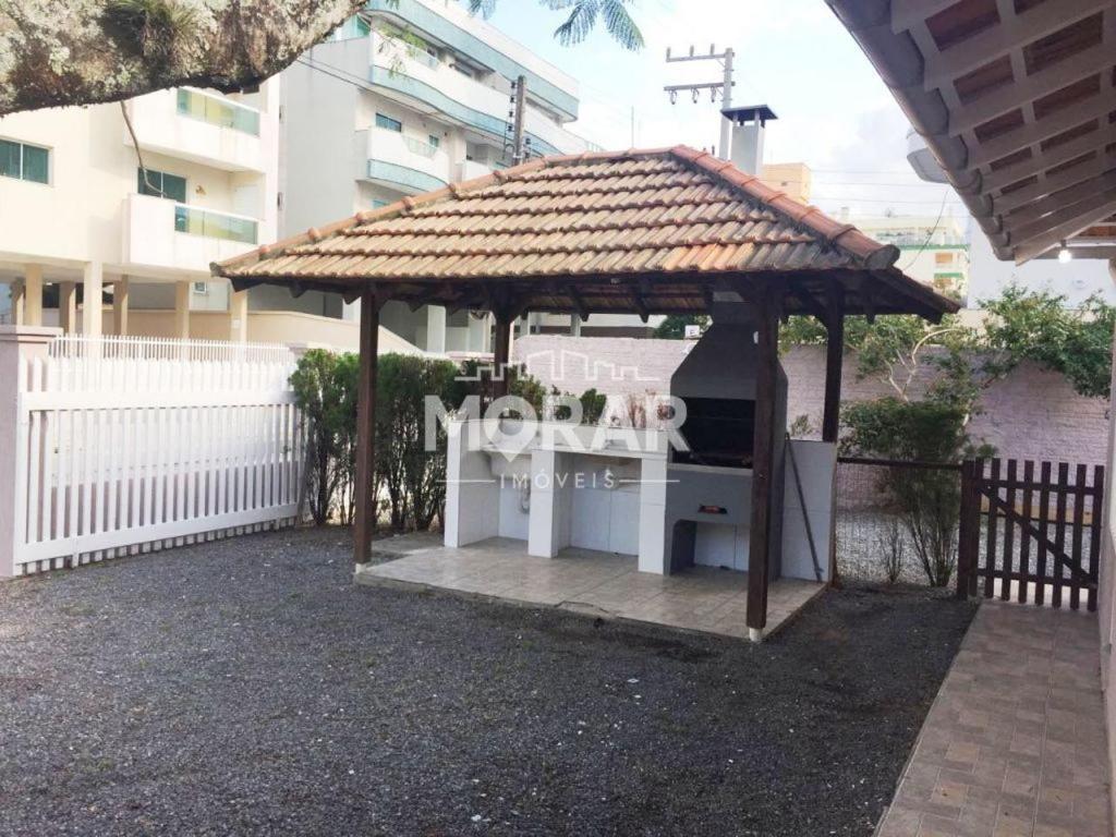 Casa No Centro De Bombinhas Próximo a Praia e Comércio em Geral