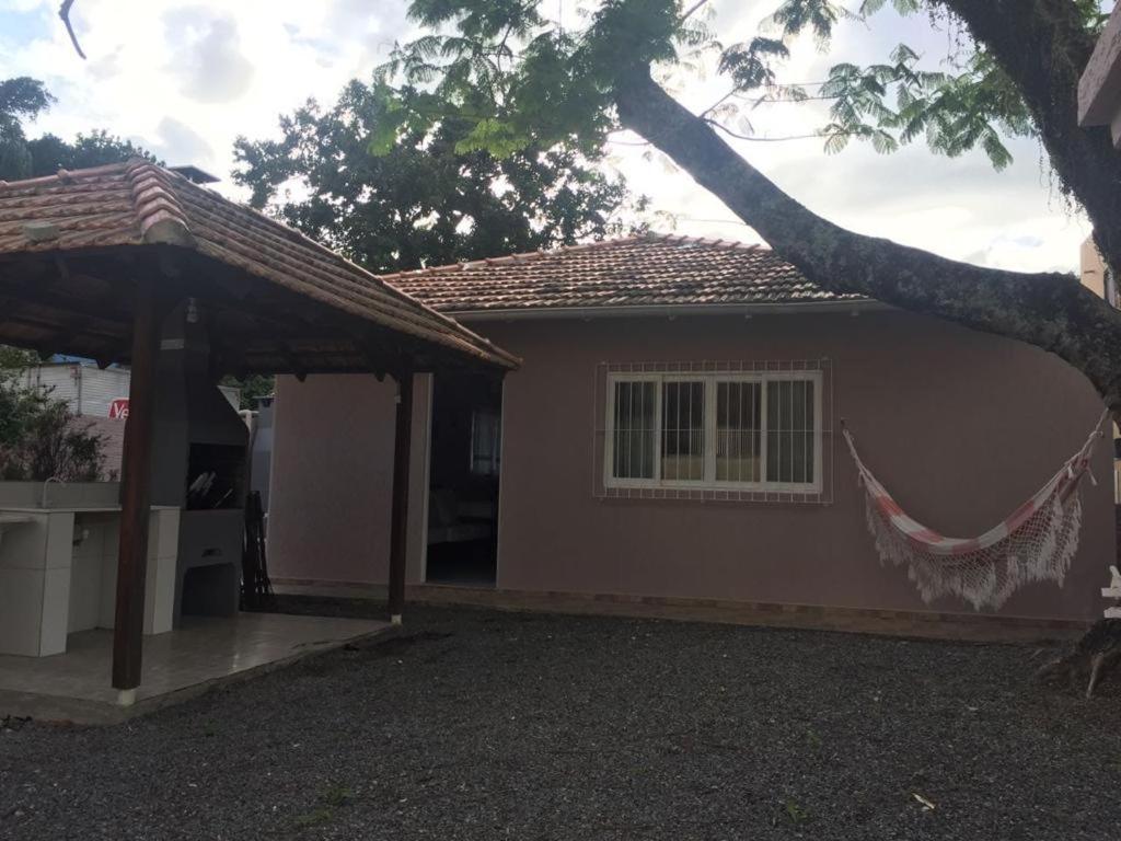 Casa No Centro De Bombinhas Próximo a Praia e Comércio em Geral