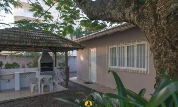 Casa No Centro De Bombinhas Próximo a Praia e Comércio em Geral