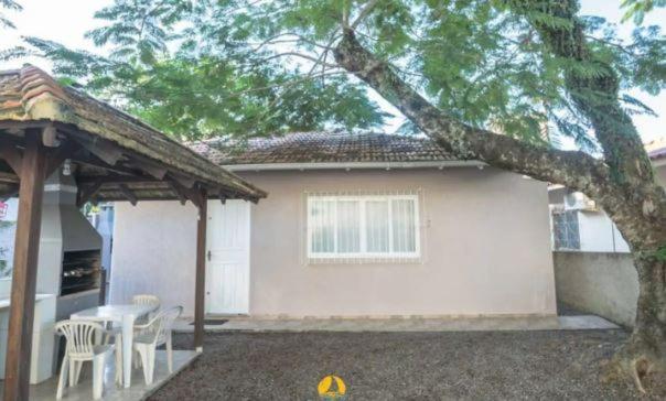 Casa No Centro De Bombinhas Próximo a Praia e Comércio em Geral