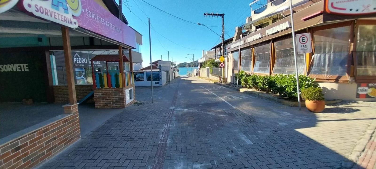 Casa No Centro De Bombinhas Próximo a Praia e Comércio em Geral