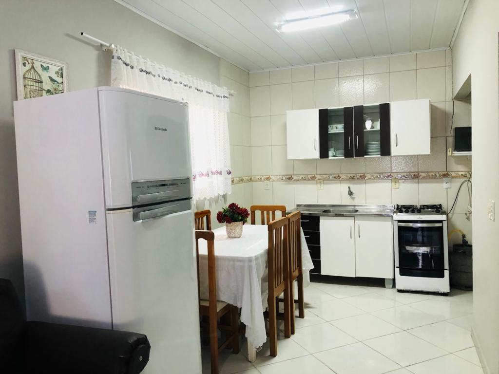 Casa No Centro De Bombinhas Próximo a Praia e Comércio em Geral