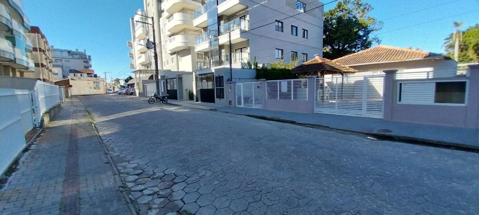 Casa No Centro De Bombinhas Próximo a Praia e Comércio em Geral