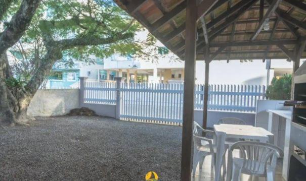 Casa No Centro De Bombinhas Próximo a Praia e Comércio em Geral