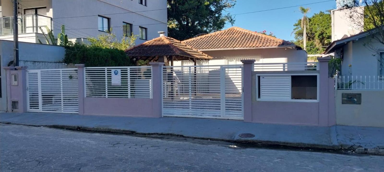 Casa No Centro De Bombinhas Próximo a Praia e Comércio em Geral