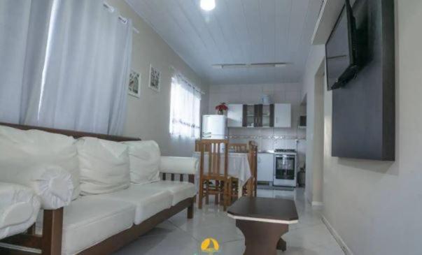 Casa No Centro De Bombinhas Próximo a Praia e Comércio em Geral