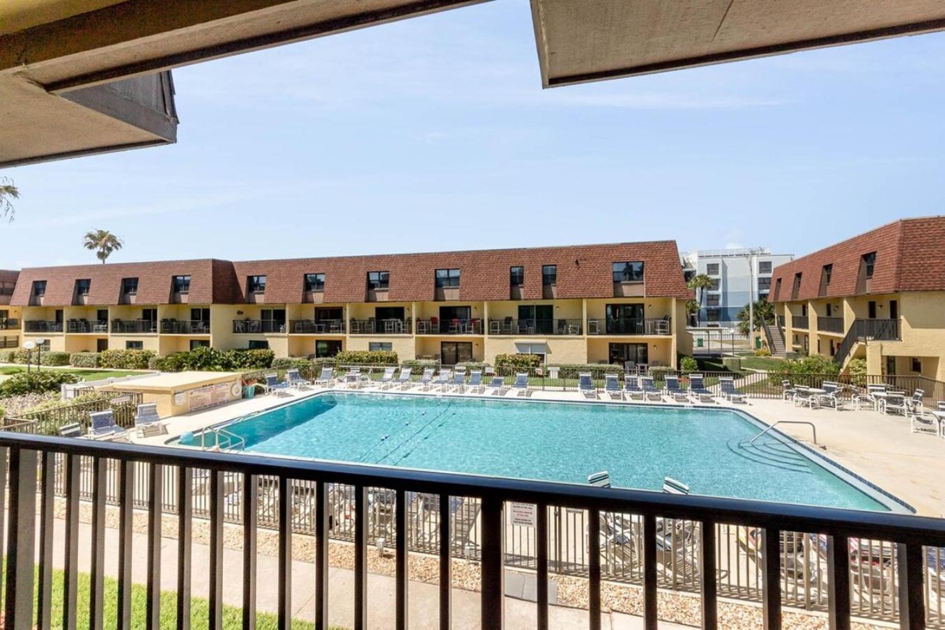 Beachfront with heated pool, 60 seconds to beach