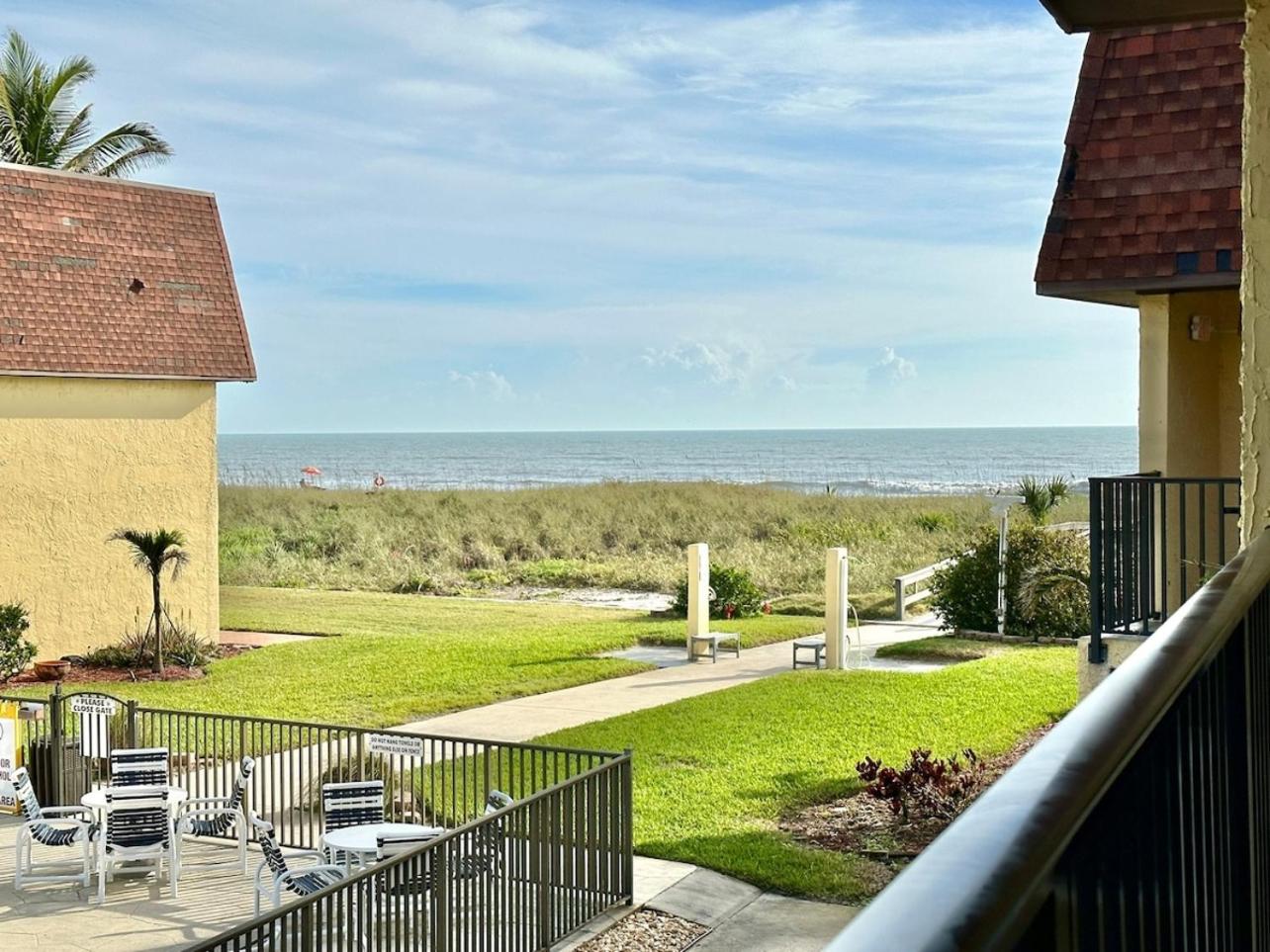 Beachfront with heated pool, 60 seconds to beach
