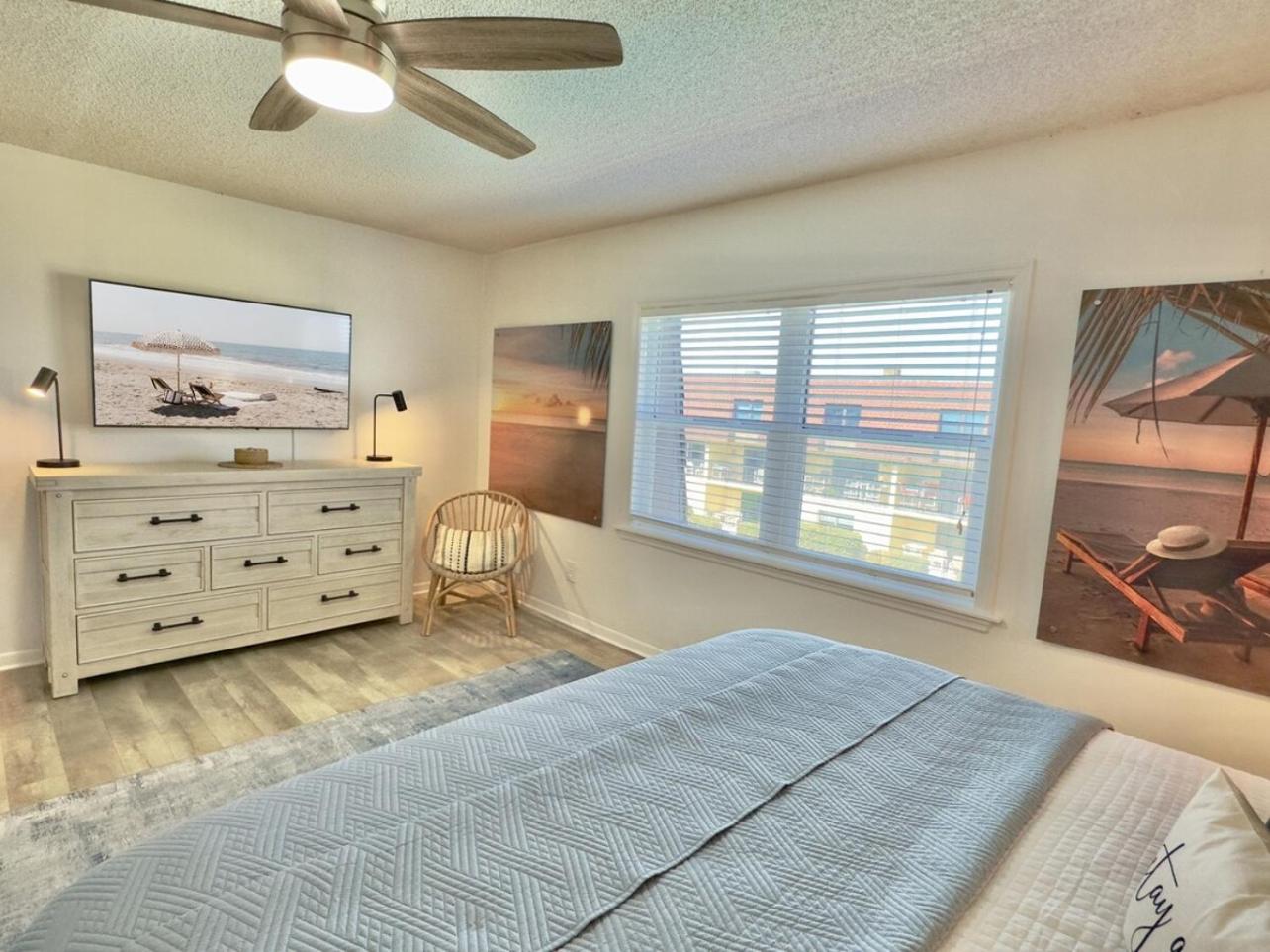 Beachfront with heated pool, 60 seconds to beach