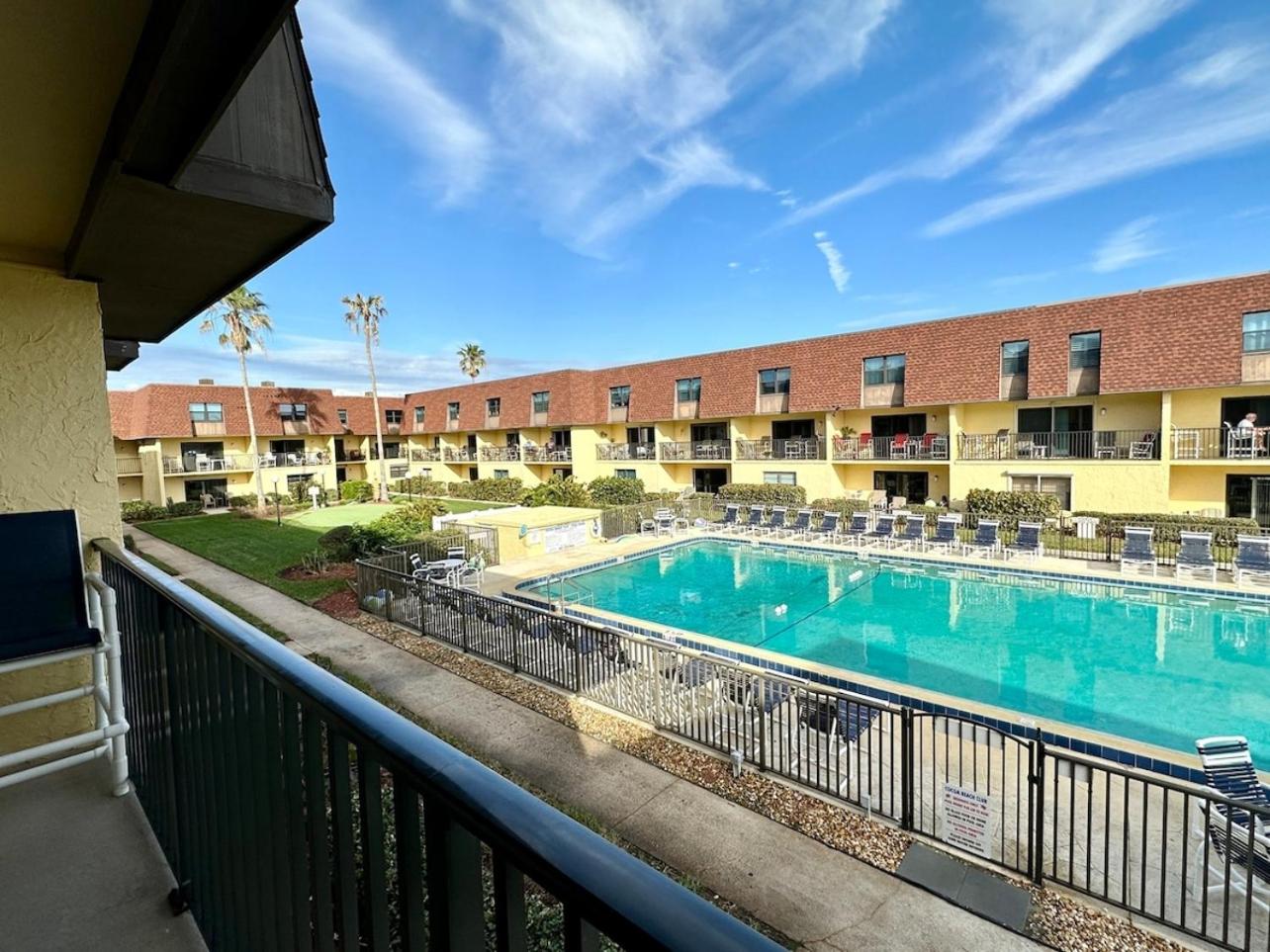 Beachfront with heated pool, 60 seconds to beach
