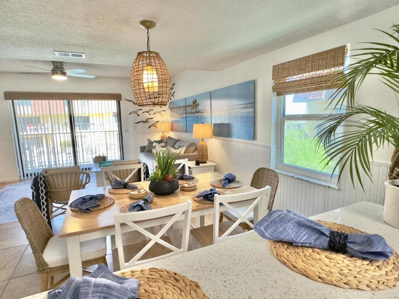 Beachfront with heated pool, 60 seconds to beach