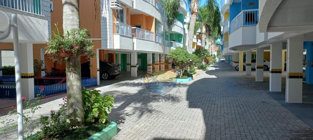 Apartamento com Piscina no Centro da praia Próximo a Praia e Comércio em Geral