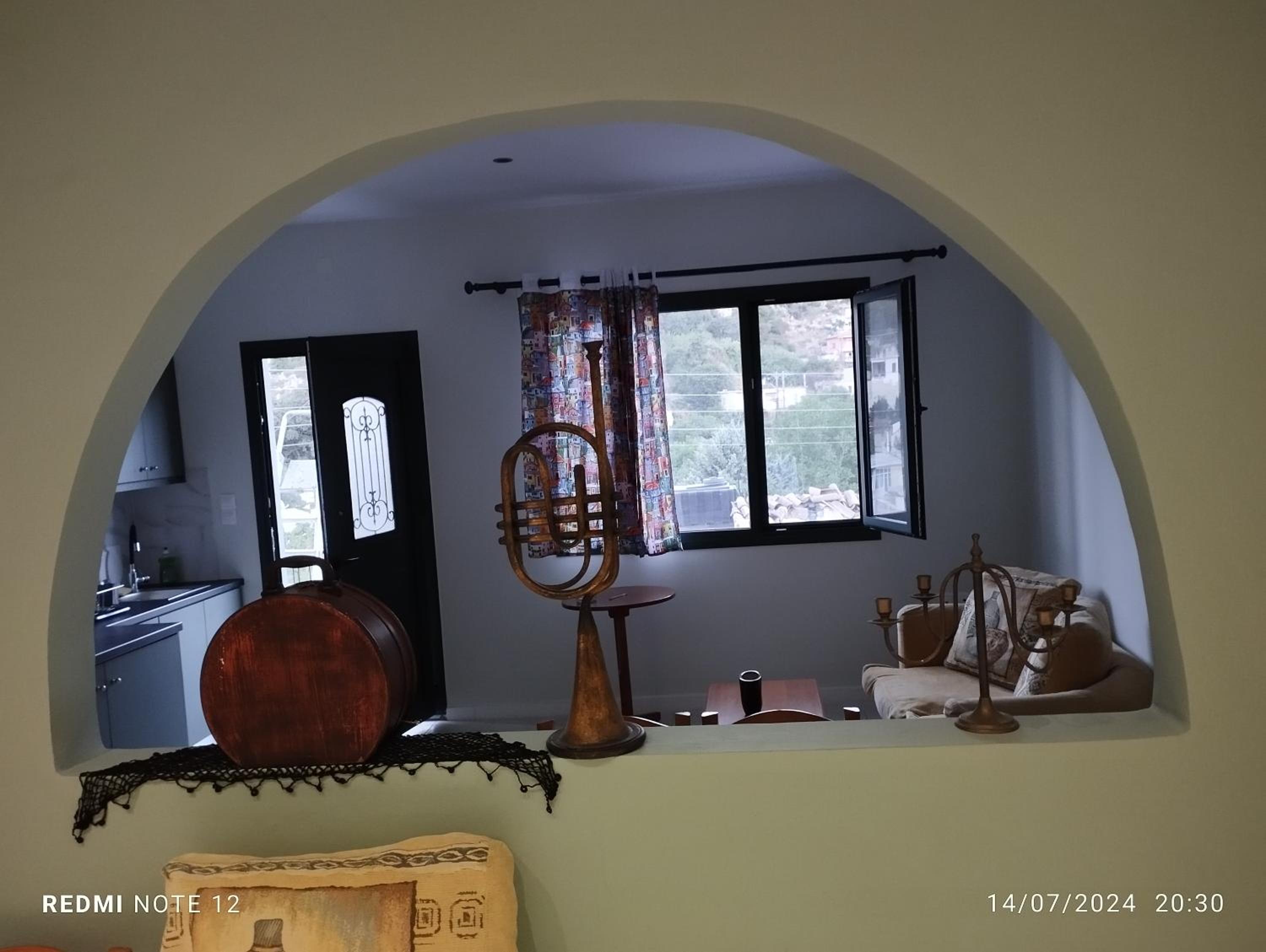 Cretan lyre view 2