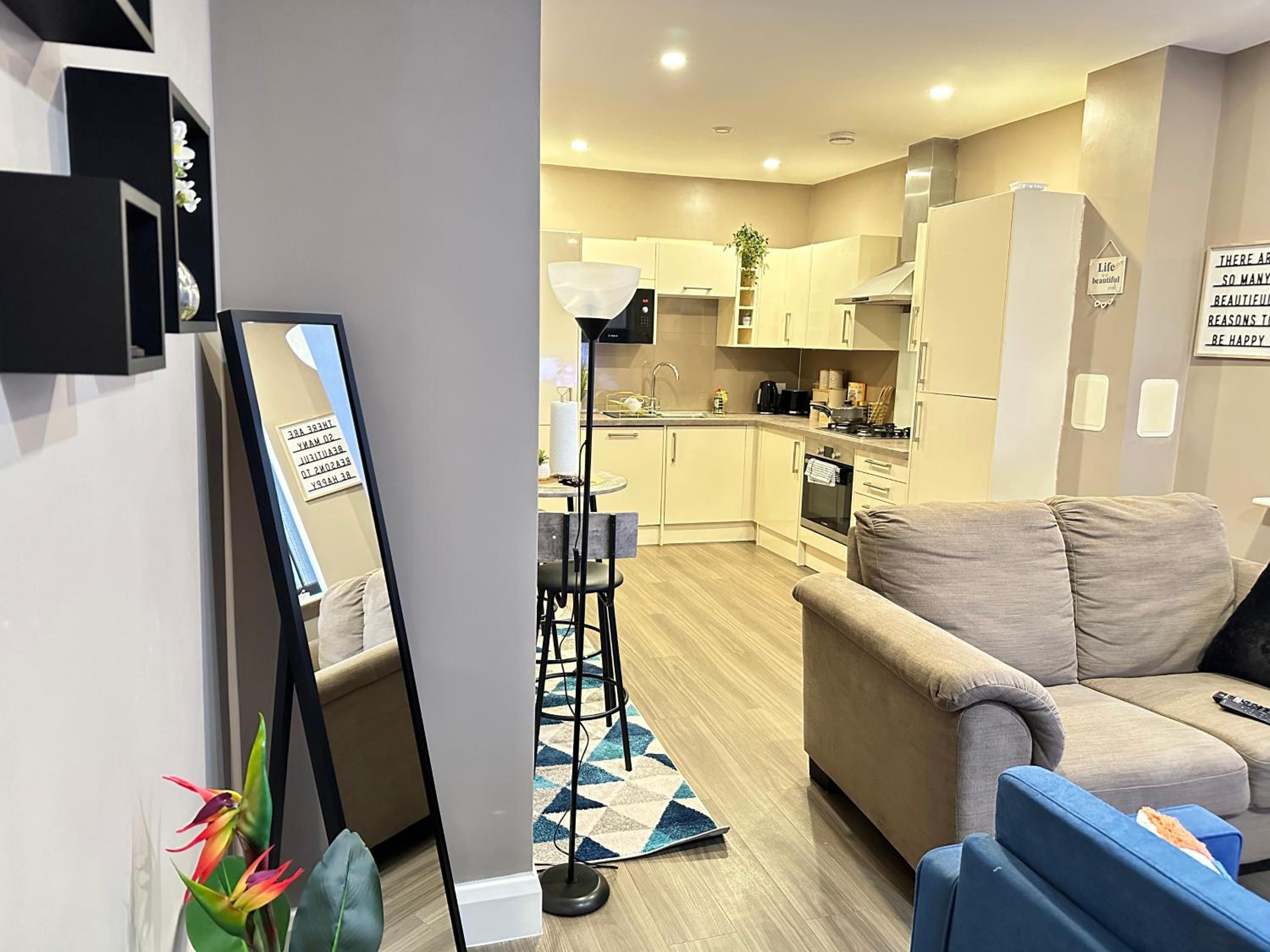 luxury 2 bedroom flat with a kitchen view 3