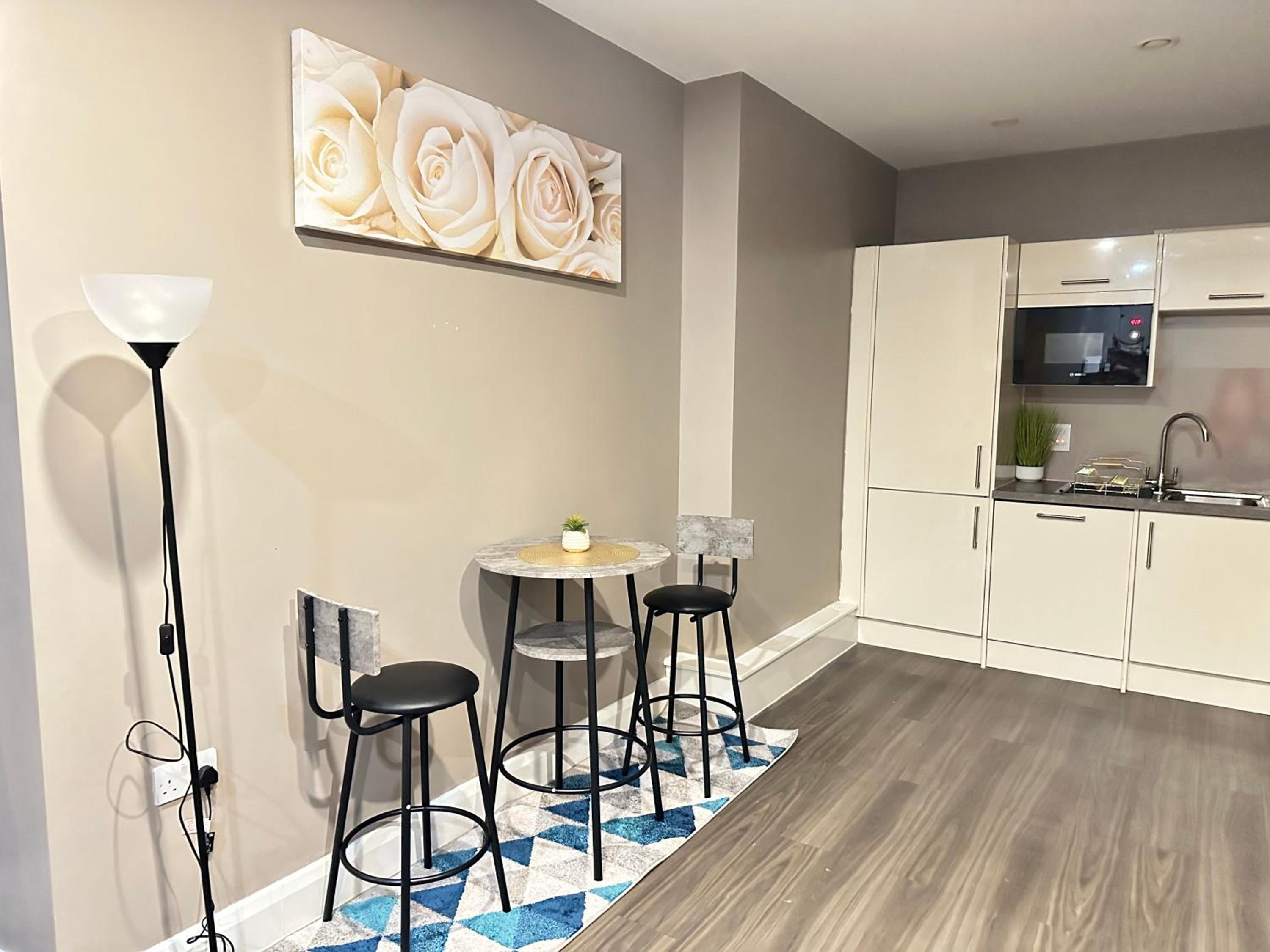 luxury 2 bedroom flat with a kitchen view 4