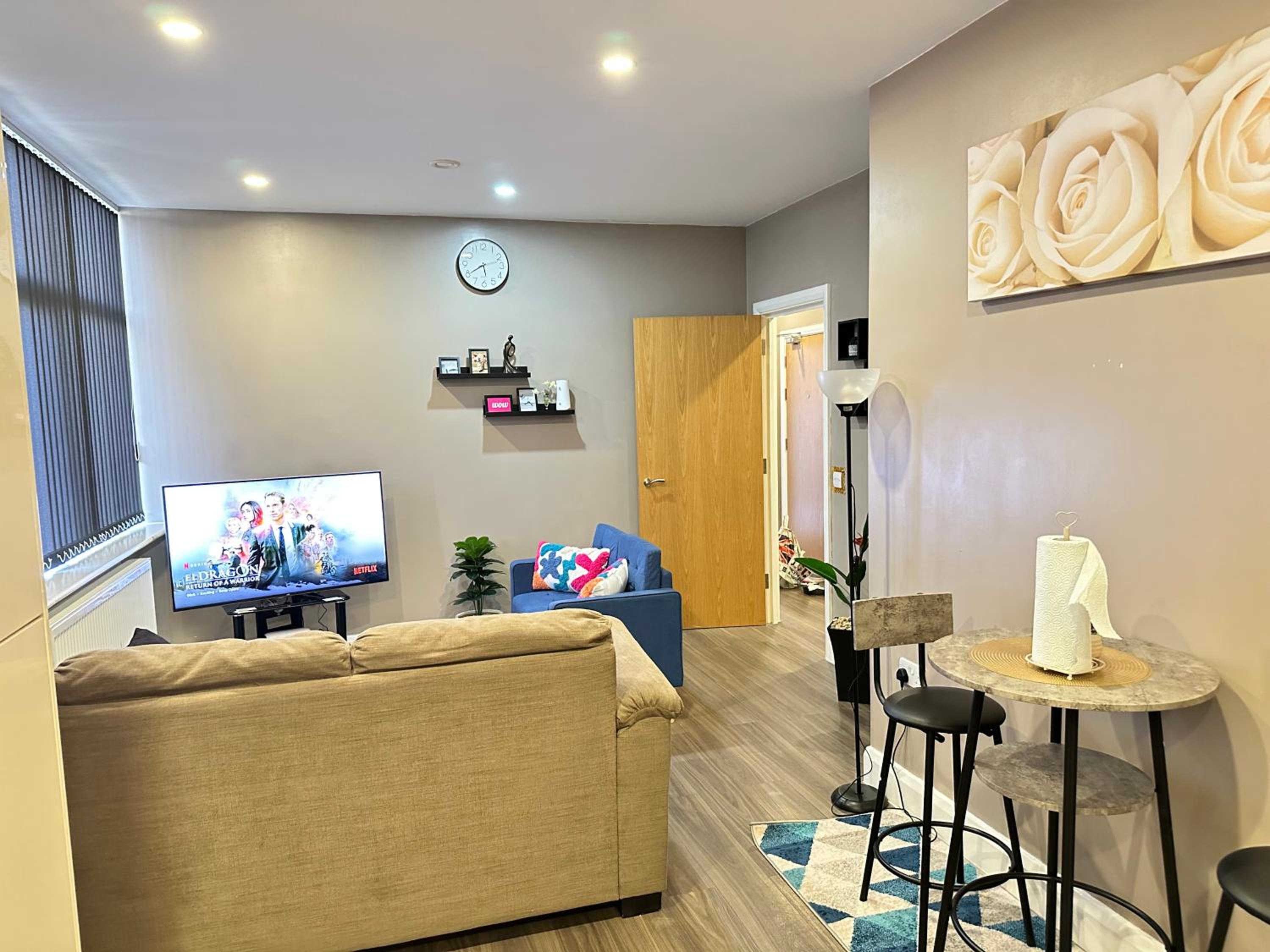 luxury 2 bedroom flat with a kitchen view 5