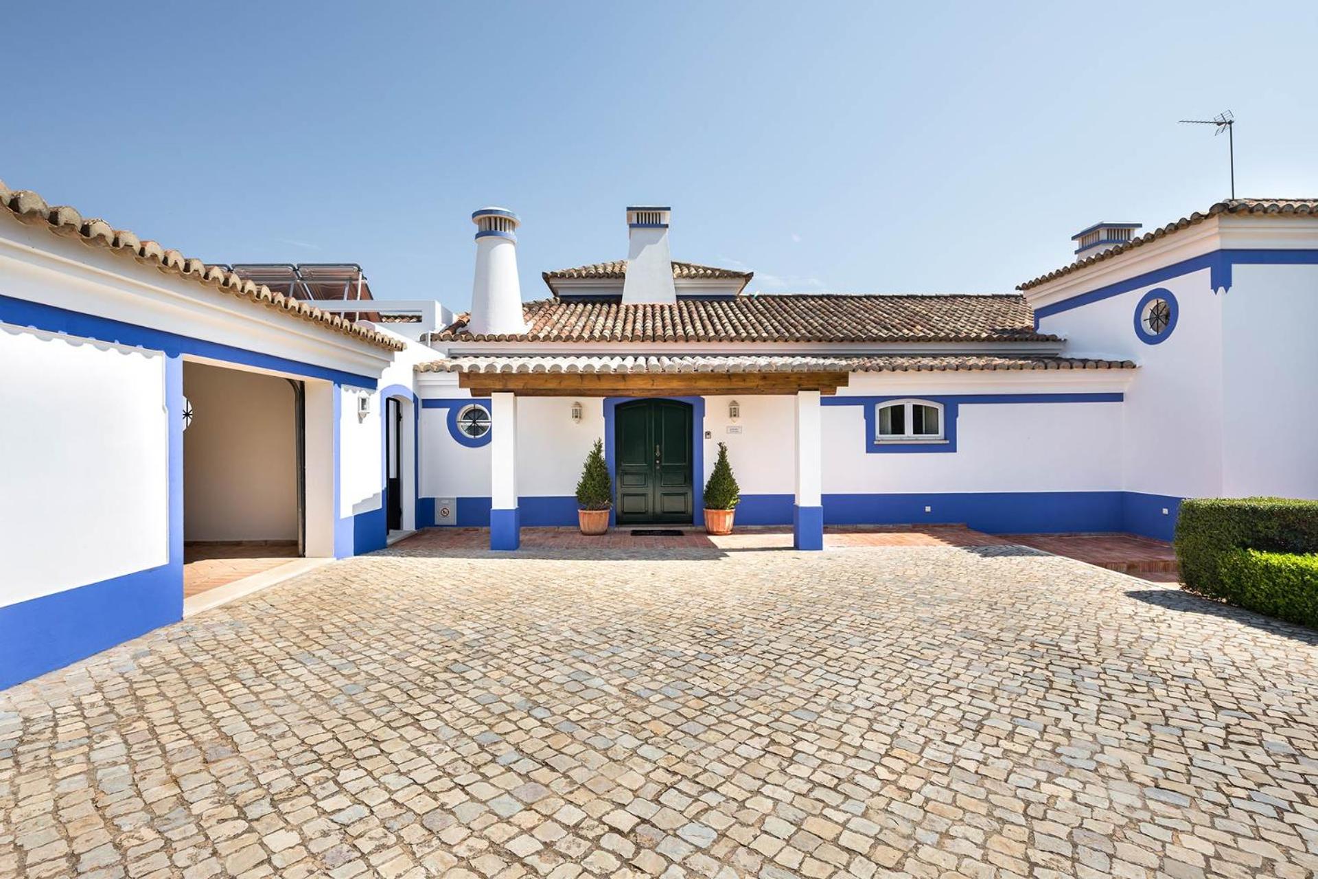 Casa de Baixo by Vintage Travel